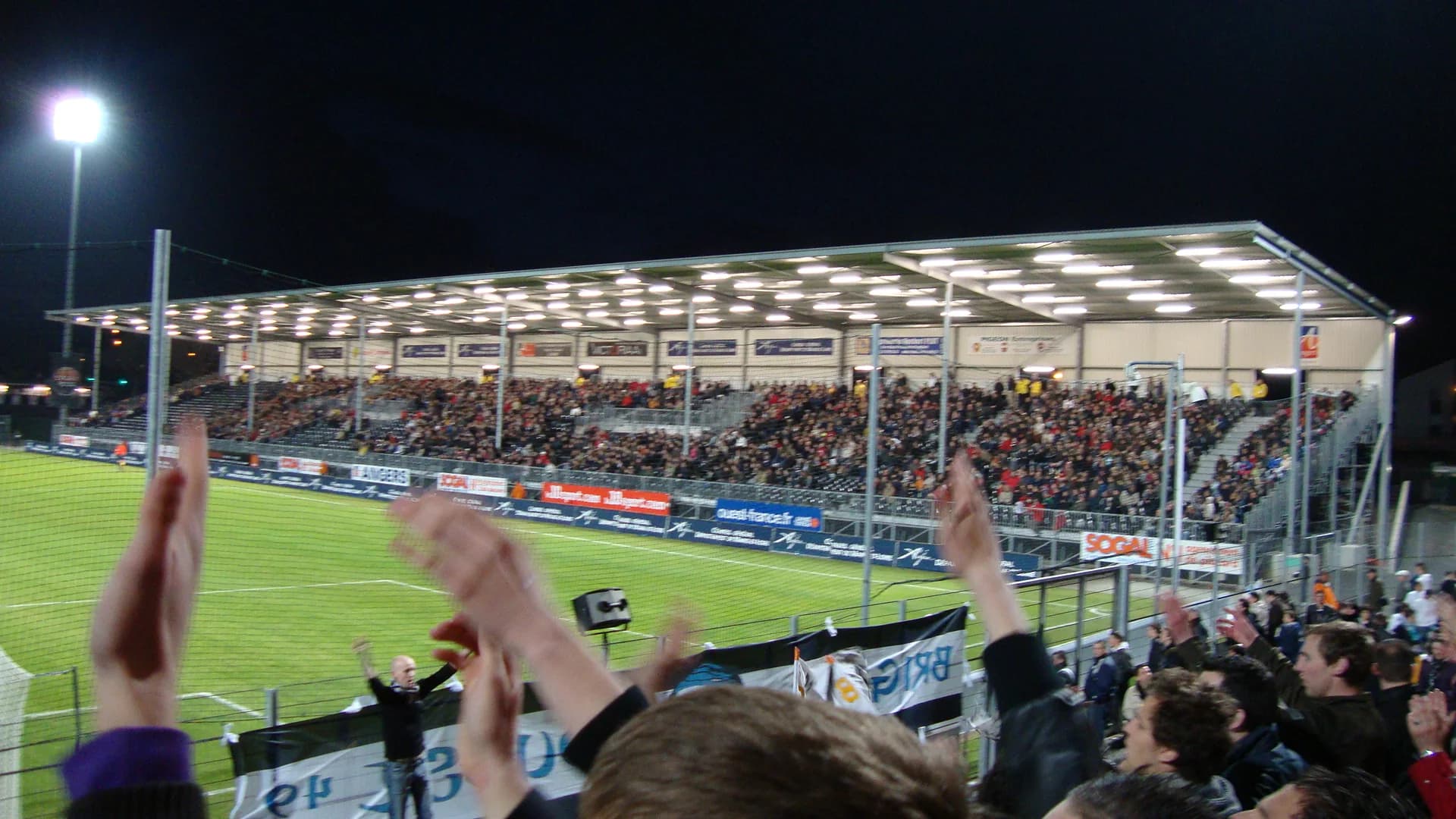 Tribune et supporters au stade Jean-Bouin d’Angers.