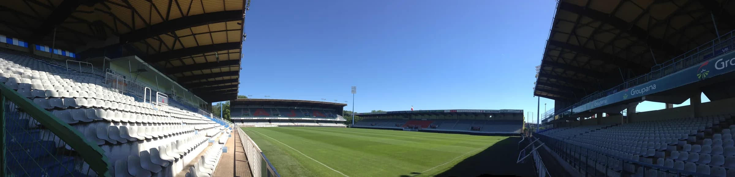 Panorama du stade de l’Abbé-Deschamps à Auxerre.