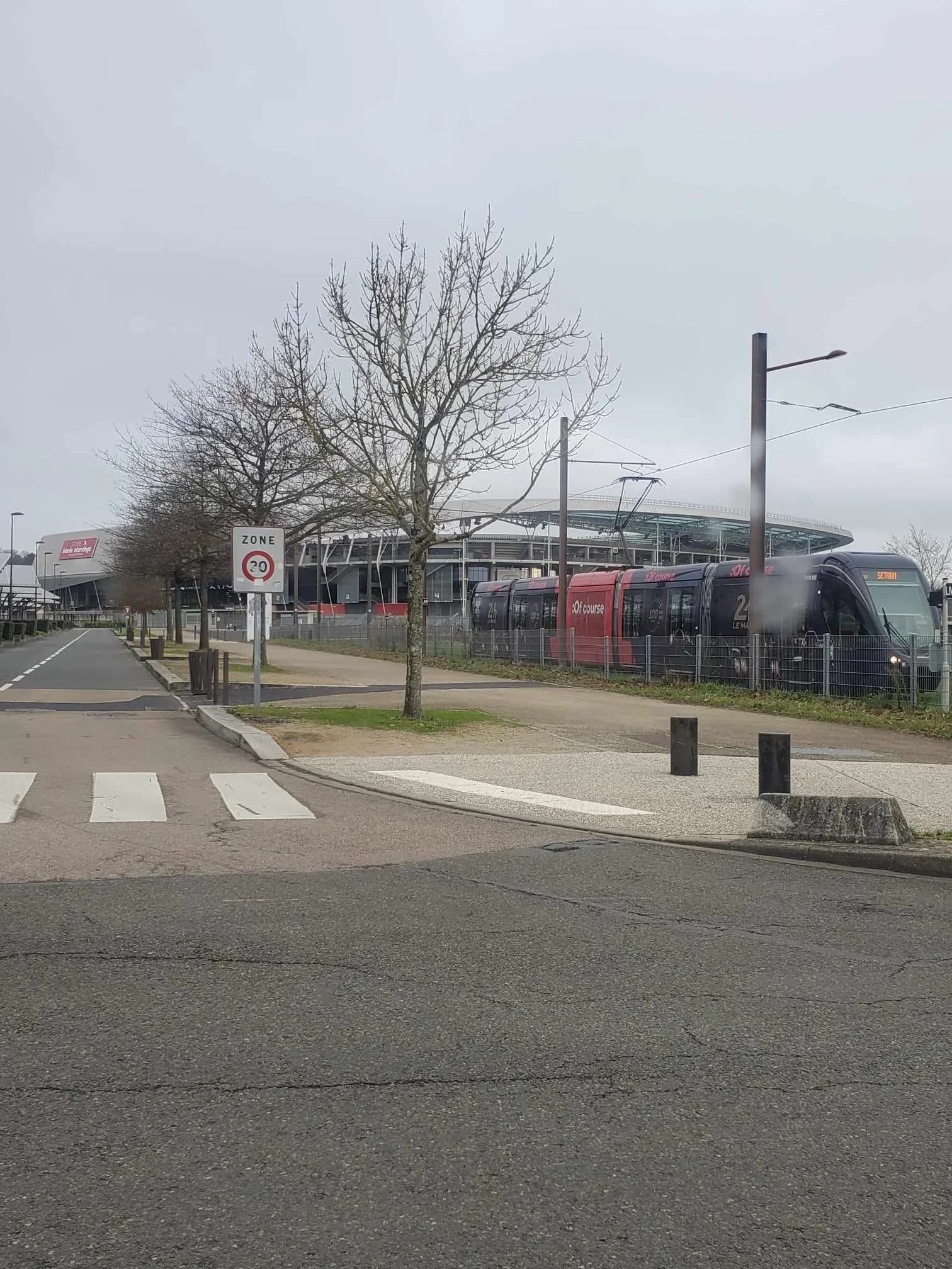 Vue extérieure du stade Marie-Marvingt au Mans.