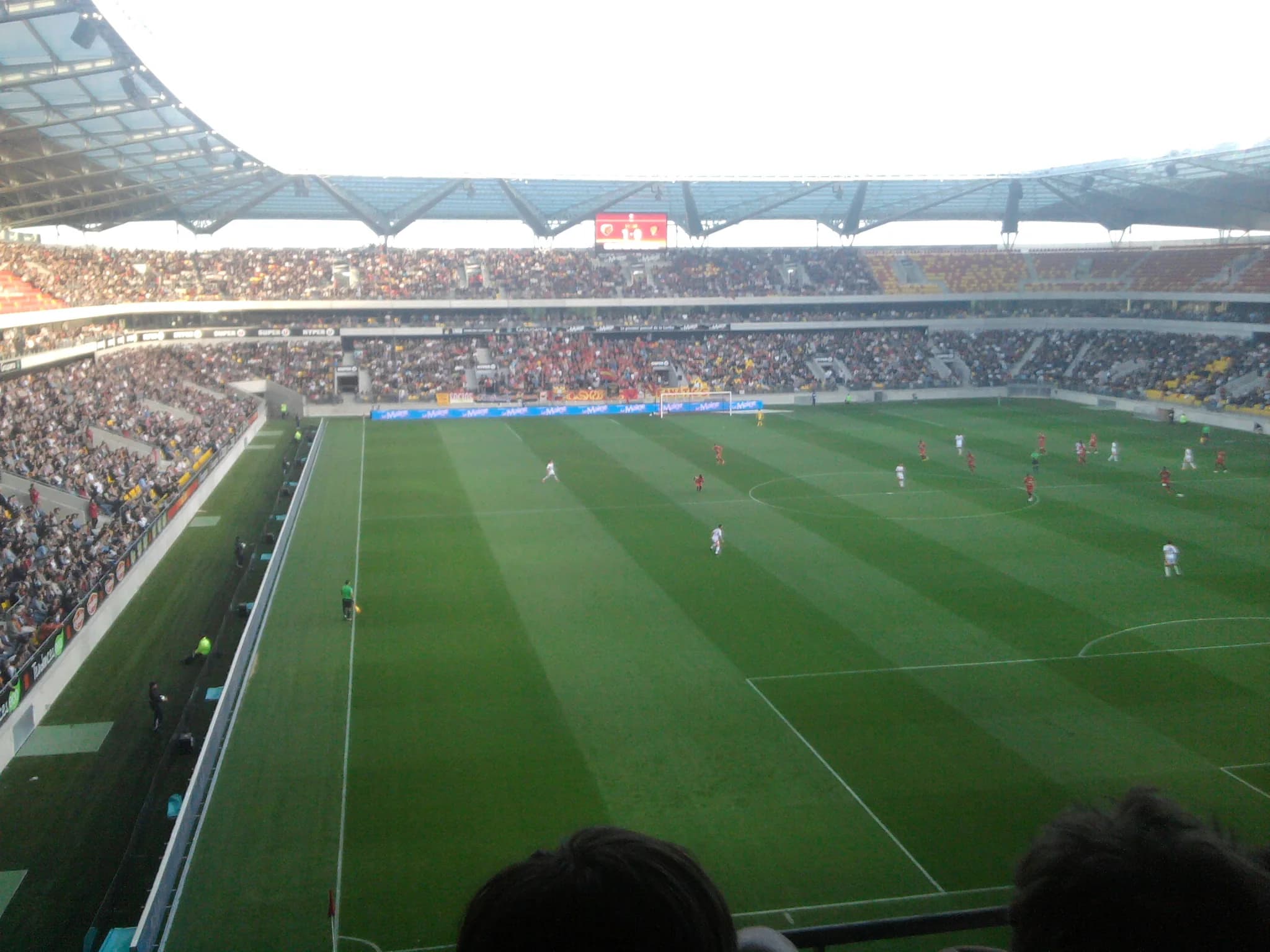 Le Mans FC–Stade lavallois au MMArena, avec la pelouse et les tribunes.
