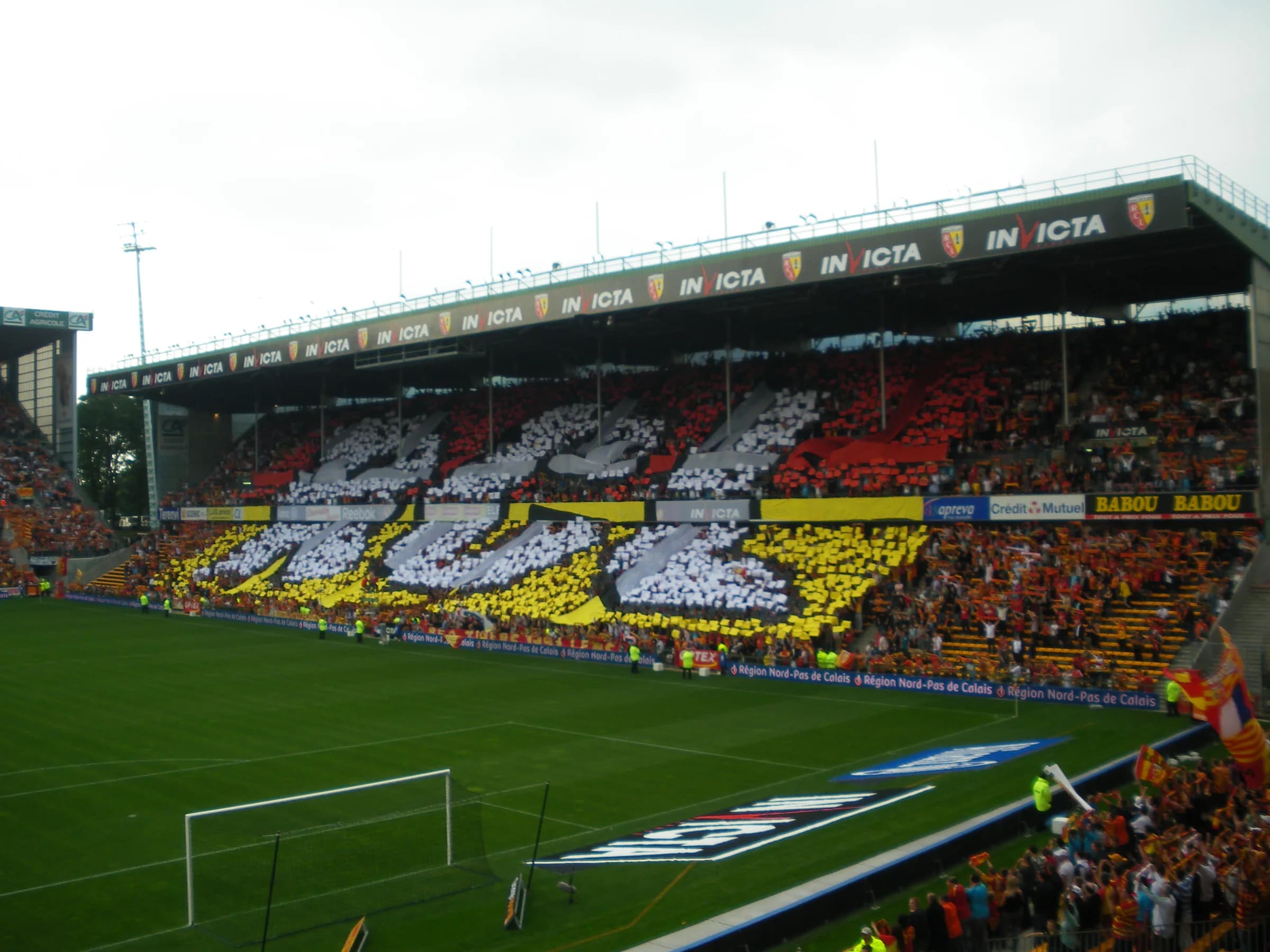 Tifo dans les tribunes Marek et Xercès lors de Lens–Lille.