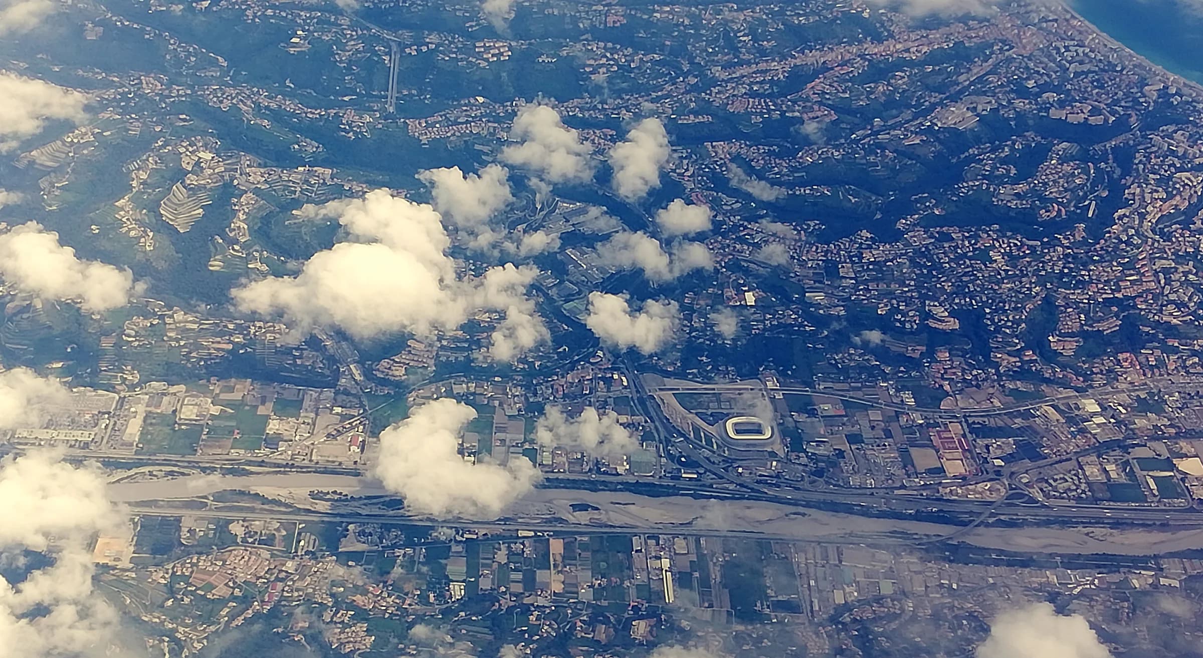 Vue de l’Allianz Riviera dans la plaine du Var.