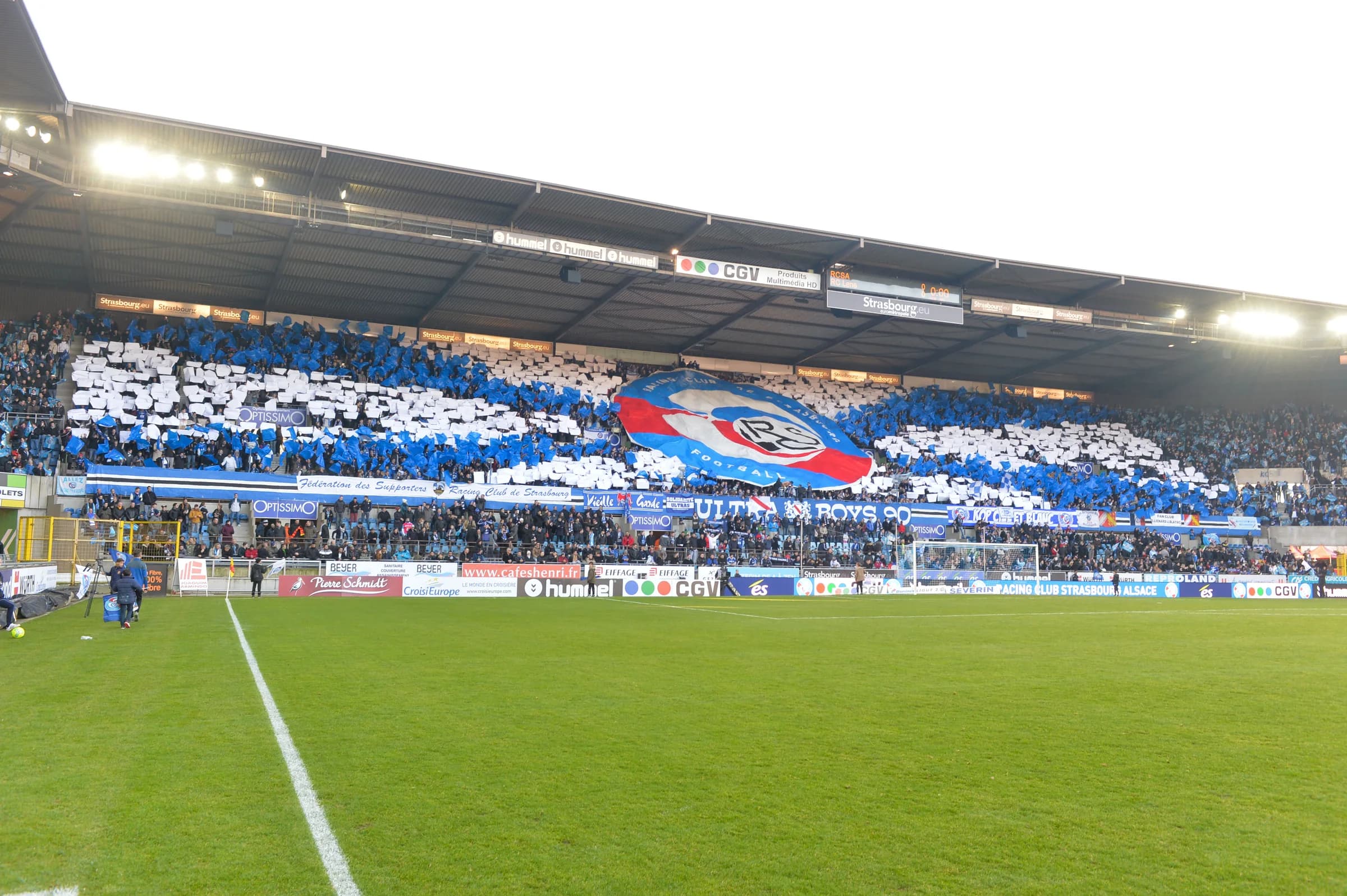 Tifo bleu des supporters du Racing Club de Strasbourg à la Meinau.