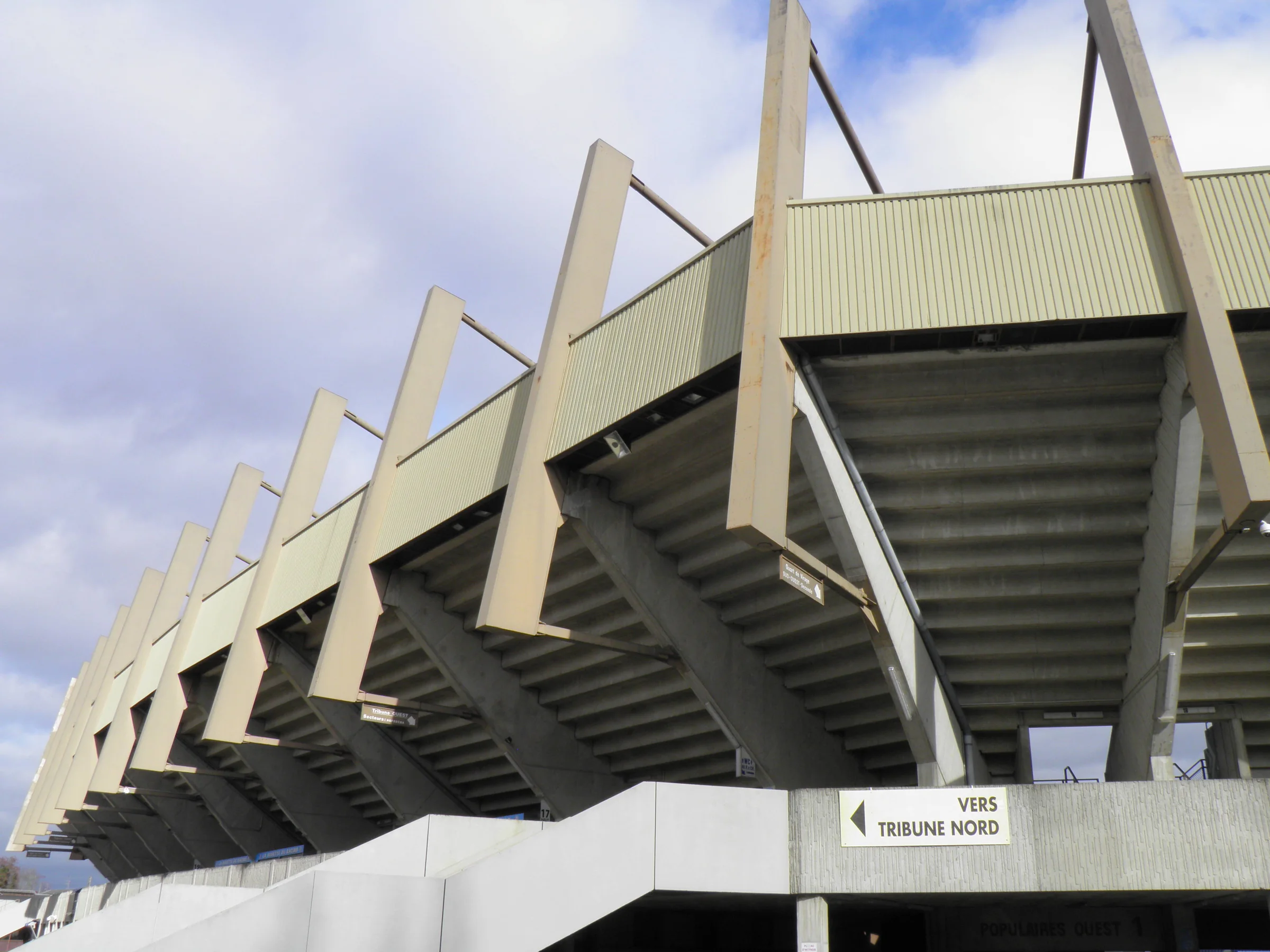 Vue extérieure du stade de la Meinau à Strasbourg.