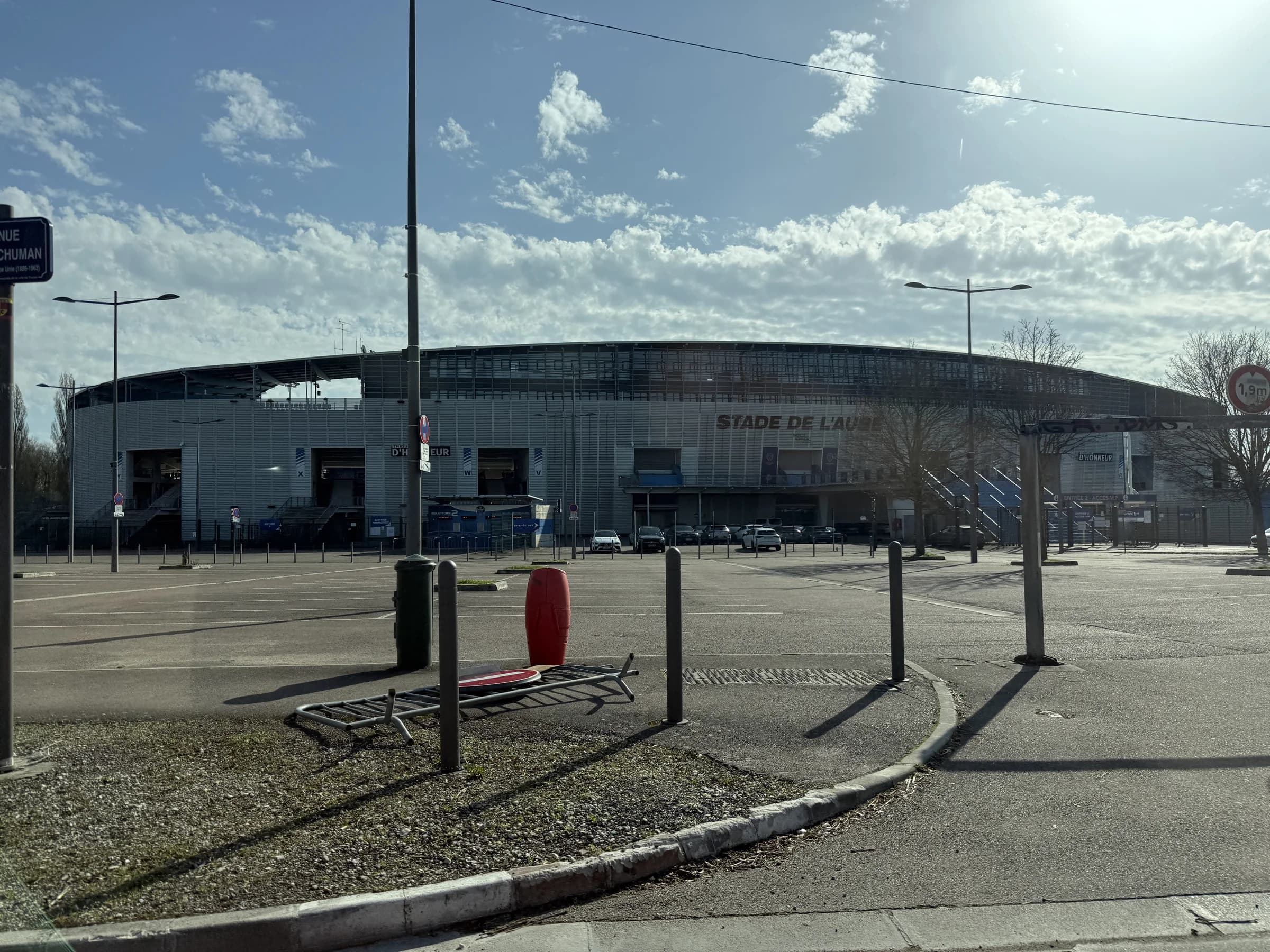 Vue extérieure du stade de l’Aube à Troyes.