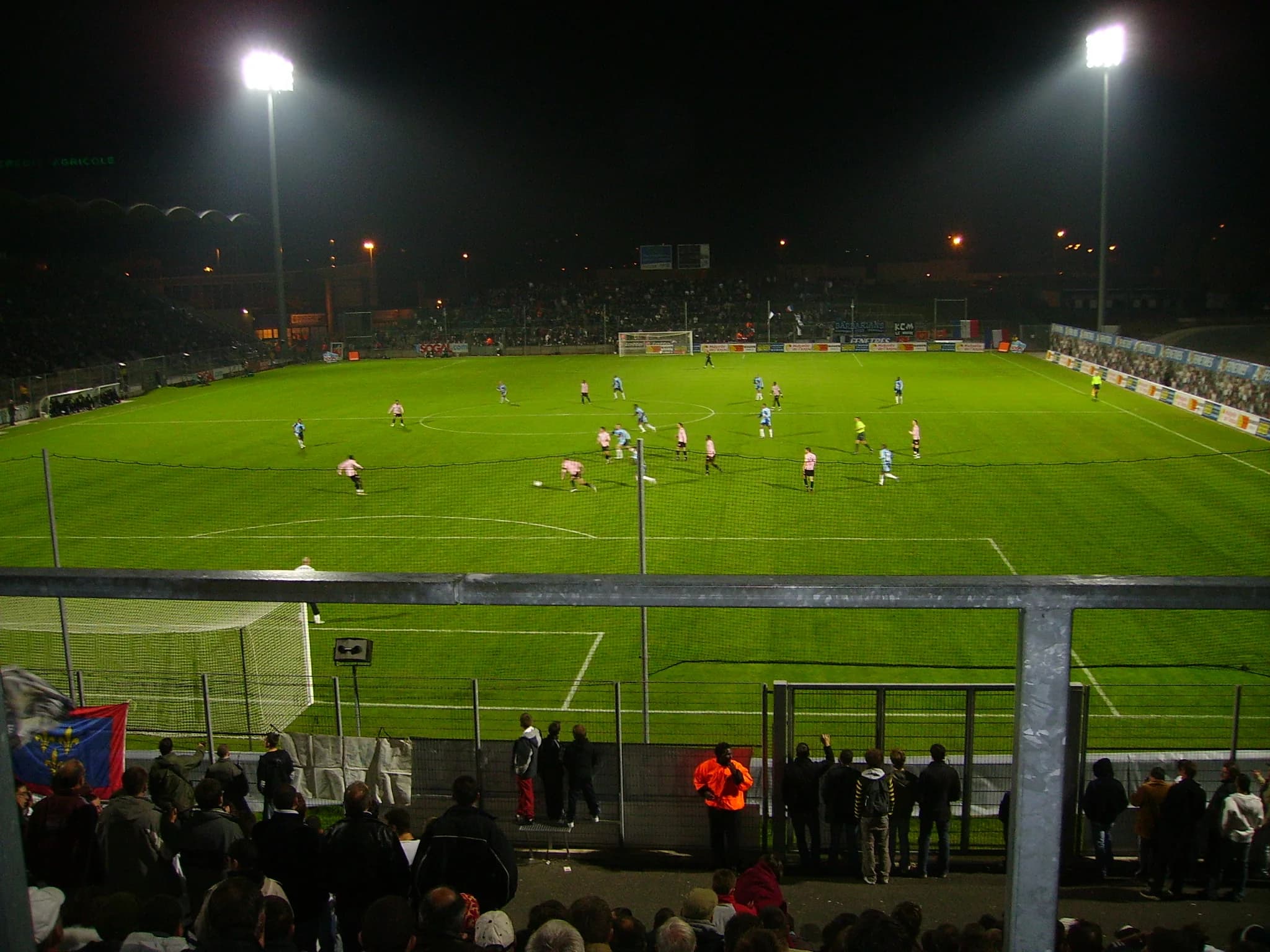 Vue d’ensemble du stade Jean-Bouin pendant Angers SCO–Le Havre.