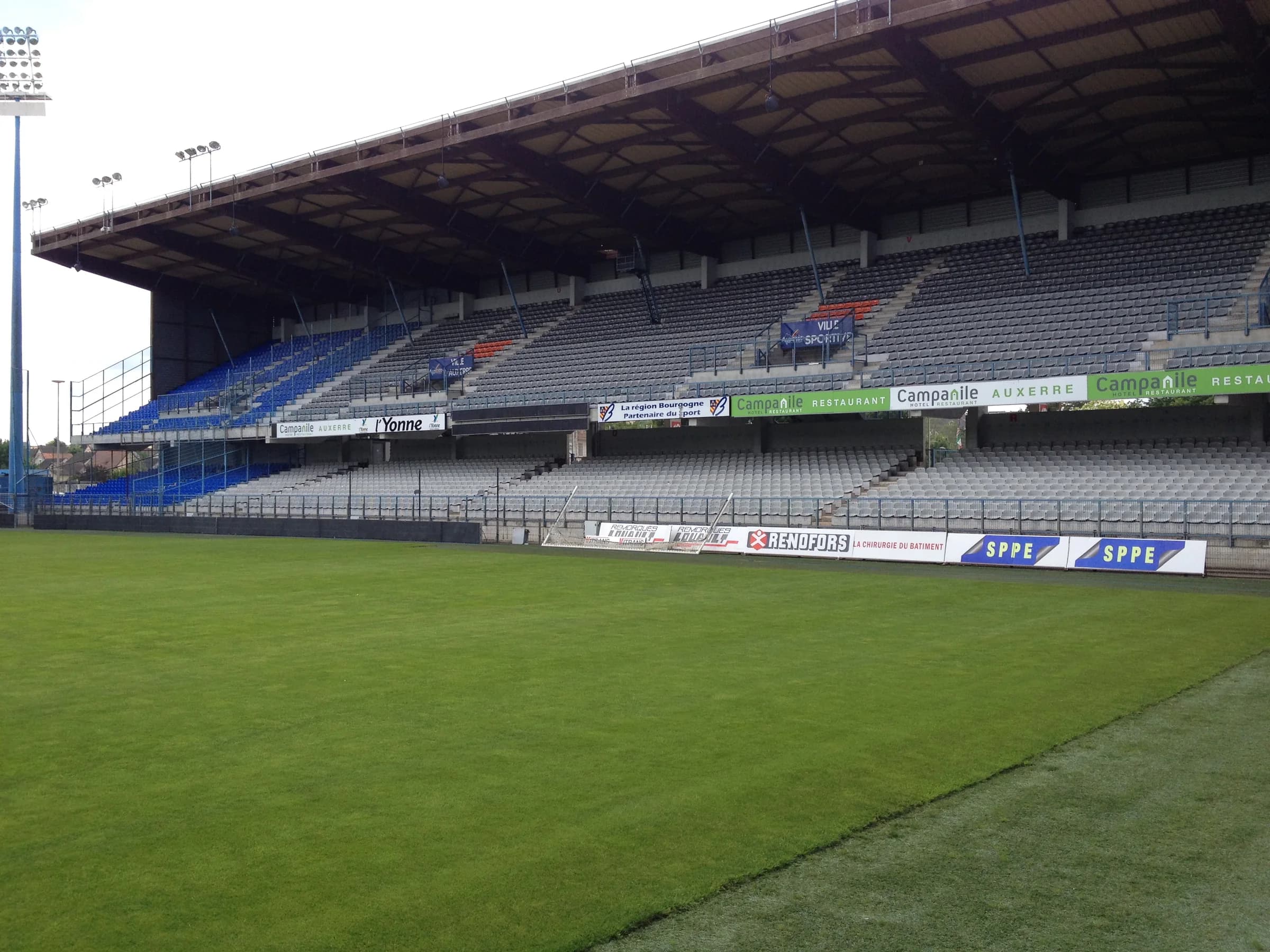 Tribune Vaux et pelouse du stade de l’Abbé-Deschamps à Auxerre.