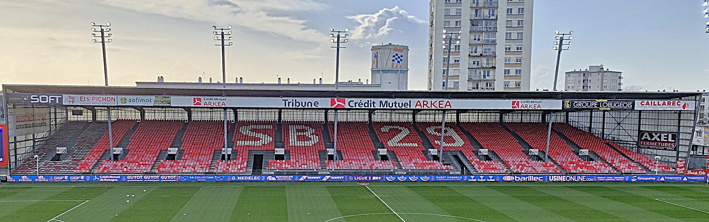 Tribune Crédit Mutuel Arkéa et pelouse du stade Francis-Le Blé.