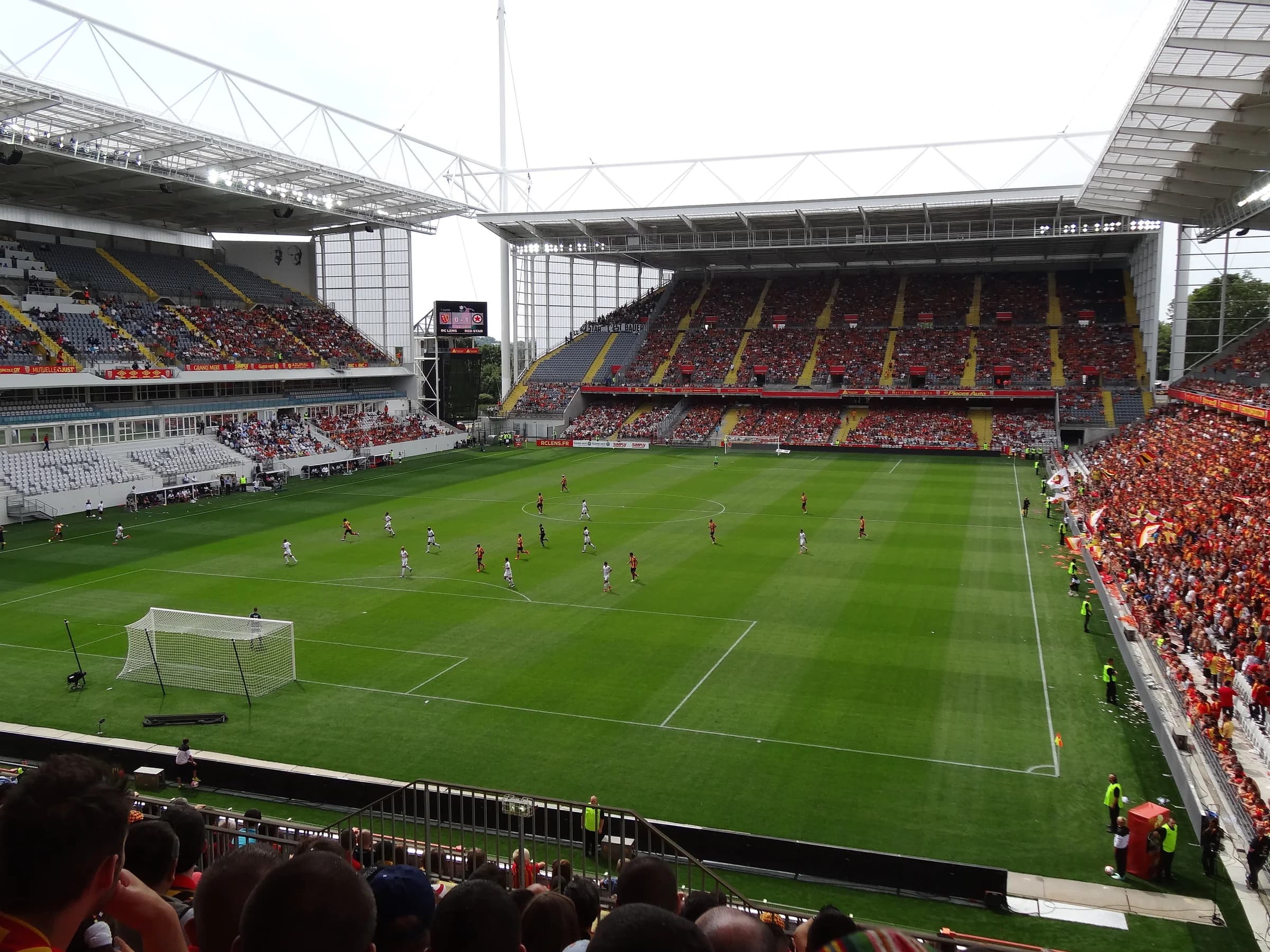 Pelouse et tribunes du stade Bollaert-Delelis à Lens.
