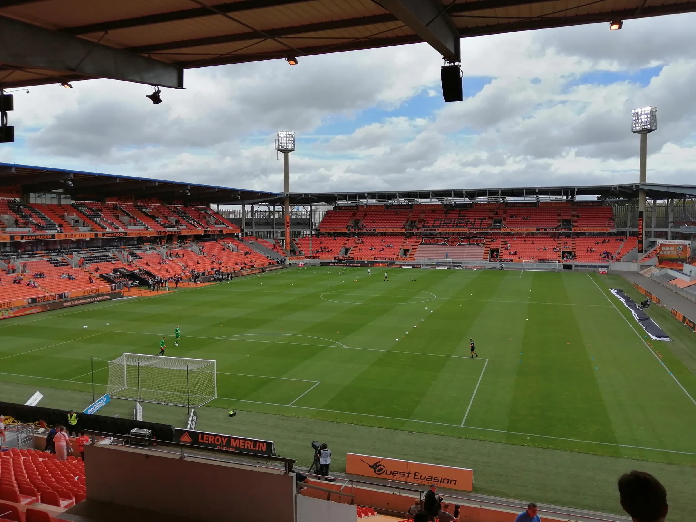Vue de la pelouse et des tribunes du stade du Moustoir.