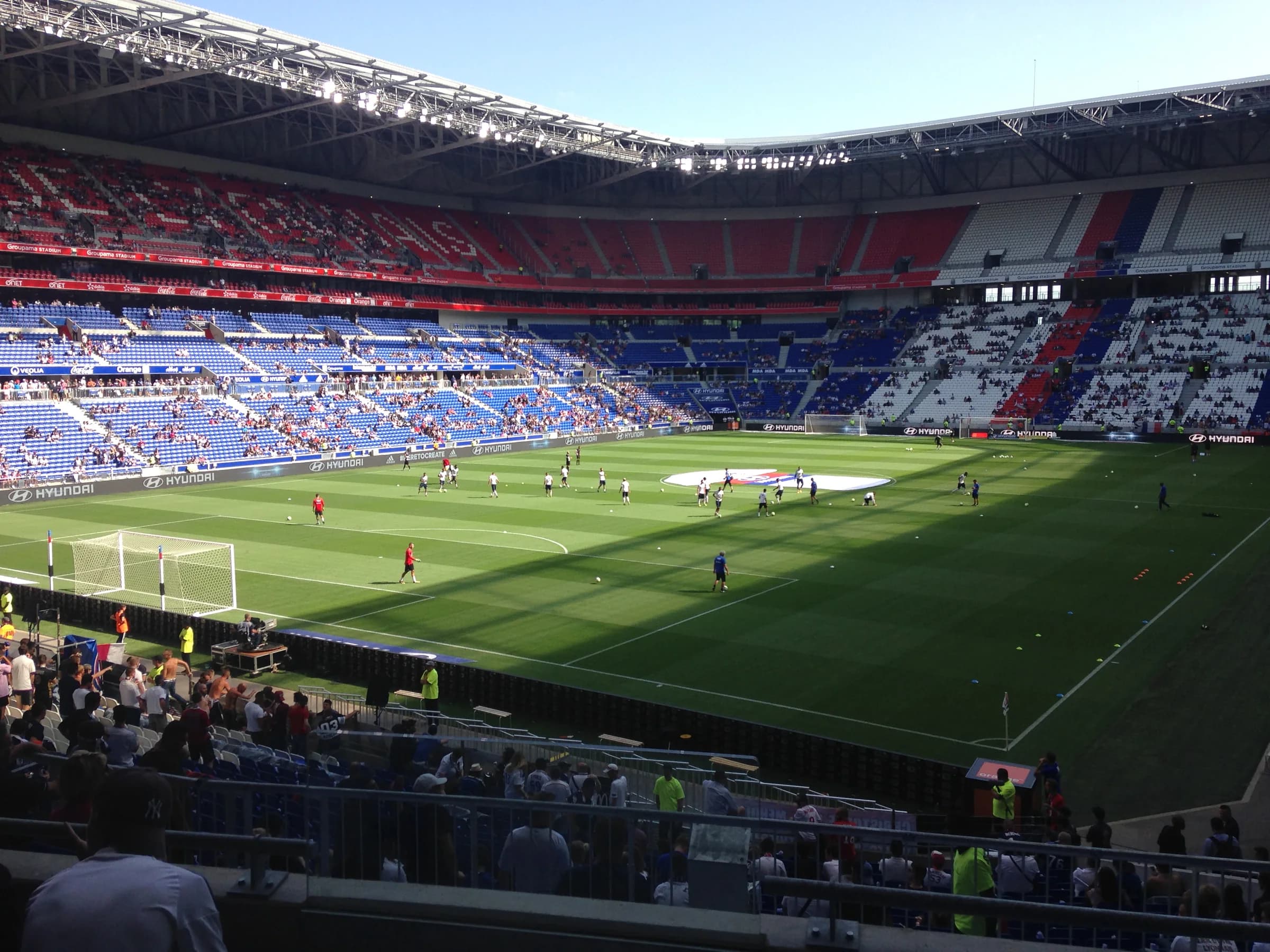 Pelouse et gradins du Groupama Stadium à Lyon.