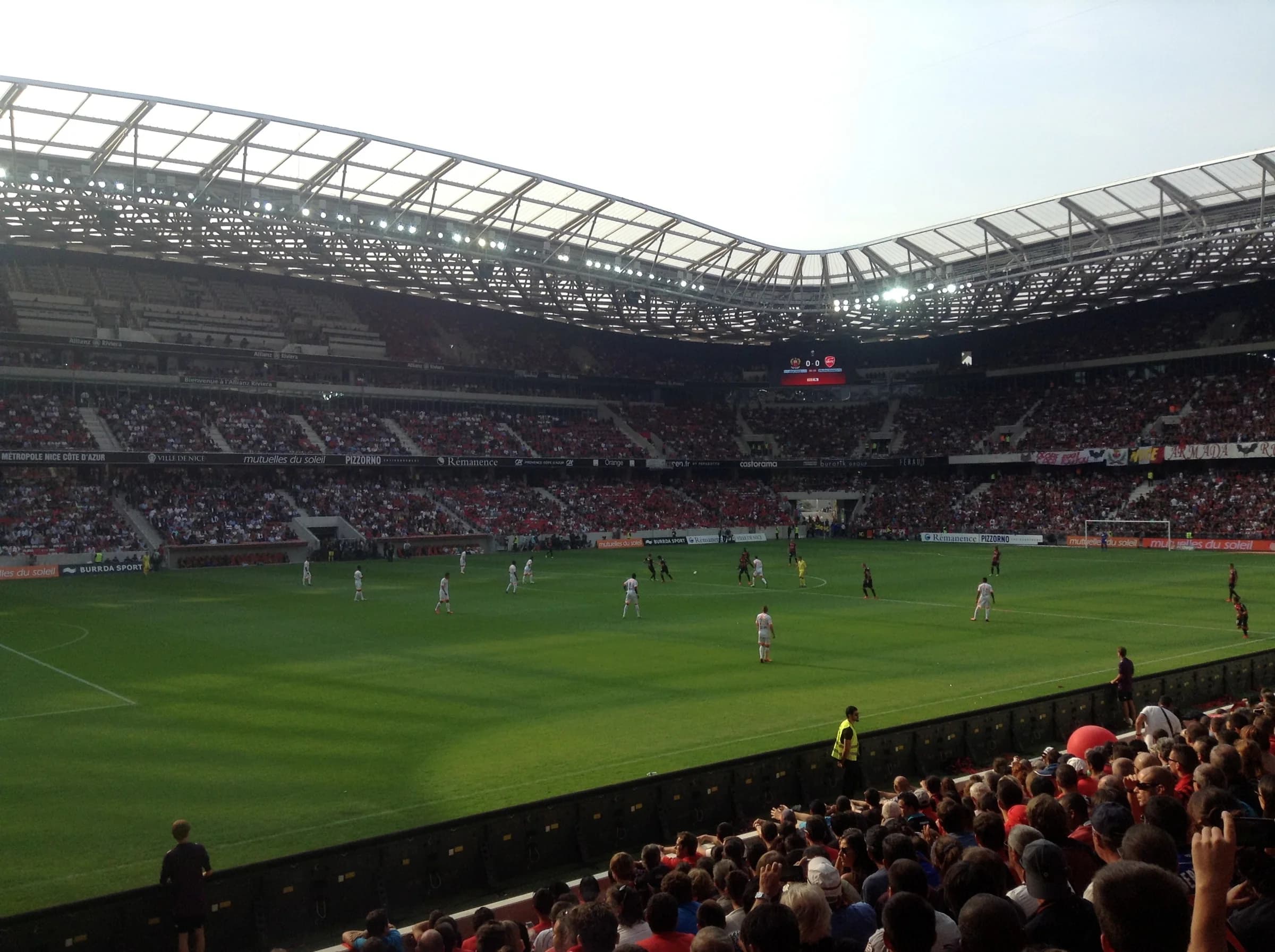 Coup d’envoi du premier match de l’OGC Nice à l’Allianz Riviera.
