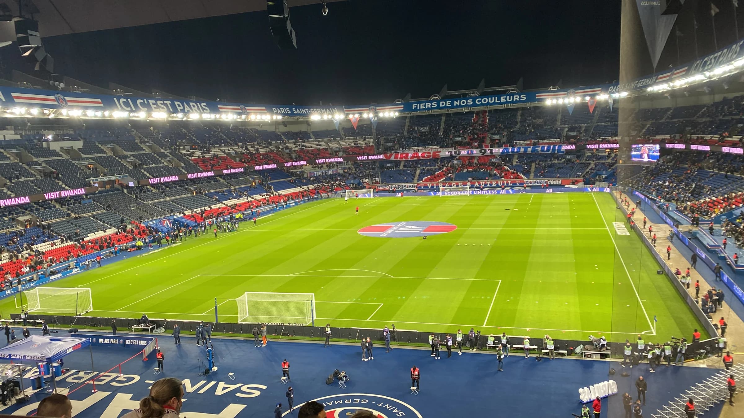 Pelouse et tribunes du Parc des Princes à Paris.