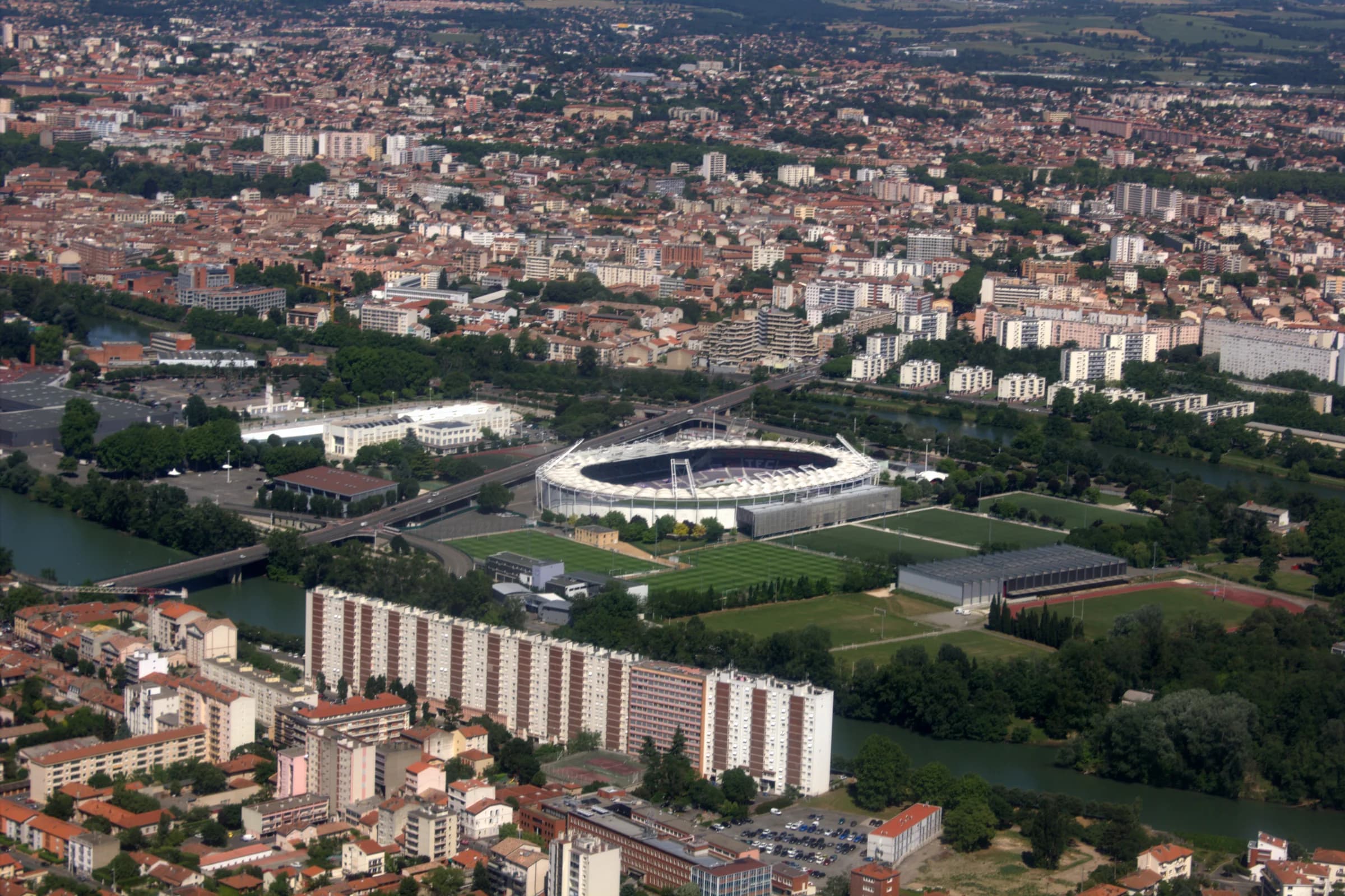 Vue aérienne de l’île du Ramier et du Stadium de Toulouse.